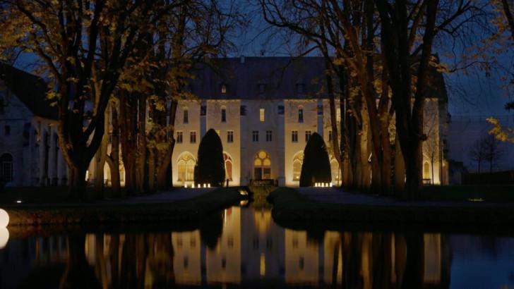 Penser à l'écart du monde